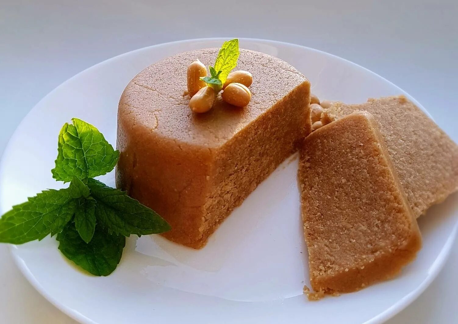 Халва домашняя рецепт арахис. Халва арахисовая с арахисом. Халва подсолнечная. Халва домашняя рецепт арахис. Подсолнух и халва.