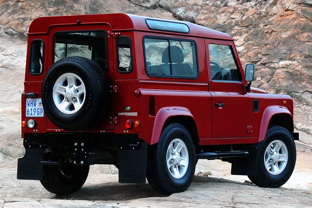 Defender автомобиль. Ленд Ровер Дефендер 90. Джип Land Rover Defender. Ленд Ровер Дефендер трехдверный. Старый ленд Ровер Дефендер 90.