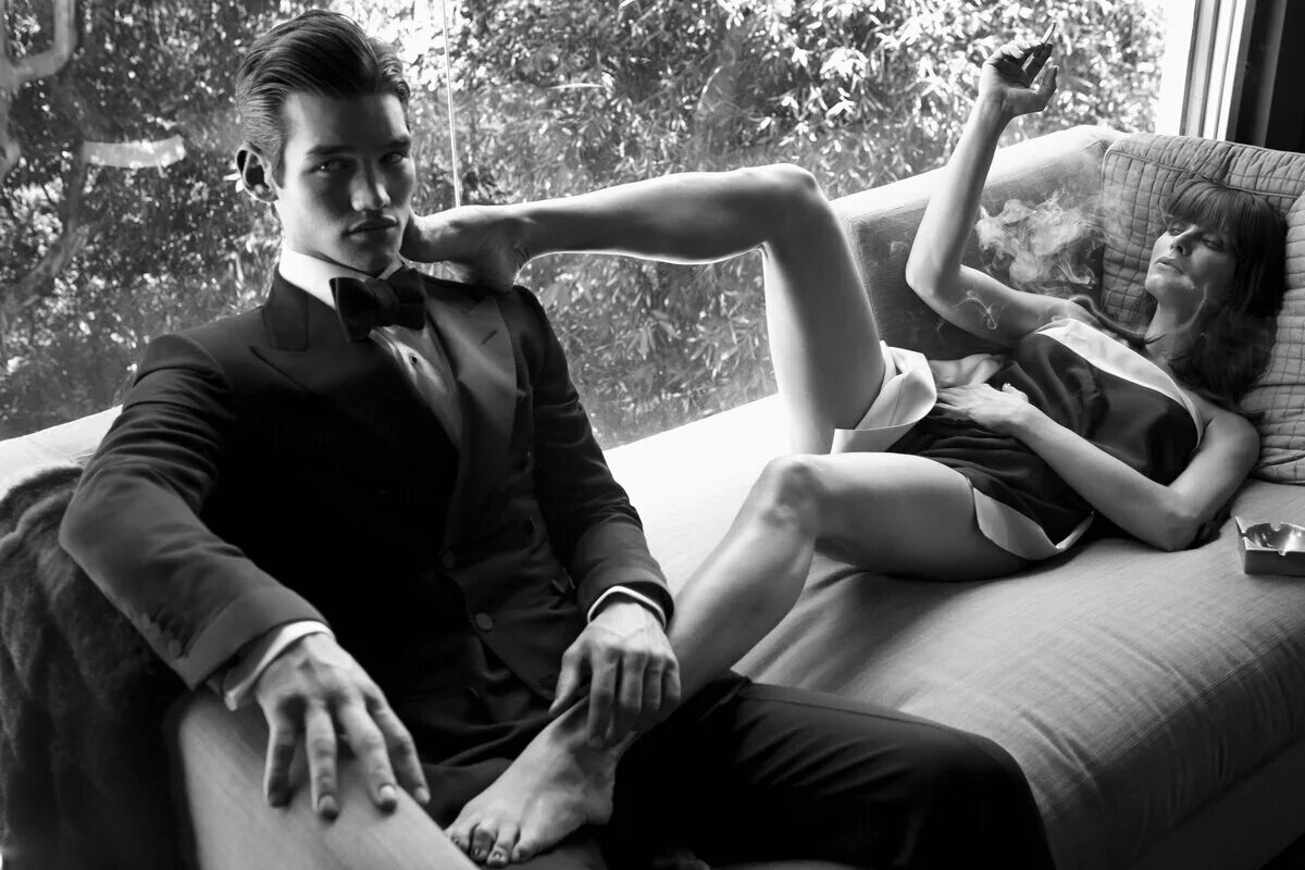 Dominant male. Плетка в руке мужчины. Dominant male. Подчинение женщины мужчине. Мужской торс черный.