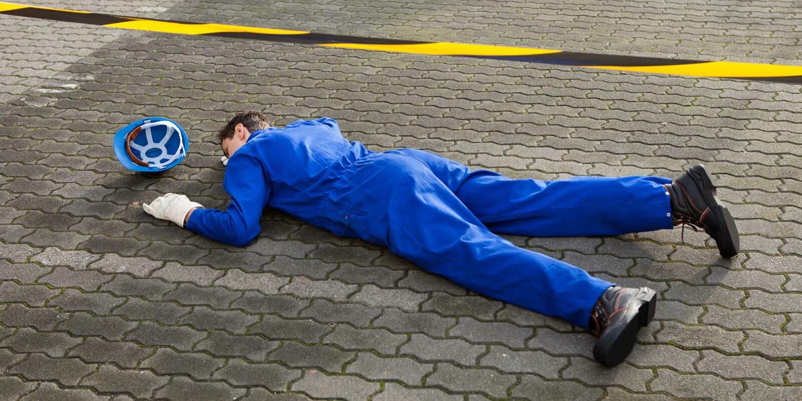 желтая в земле лежит