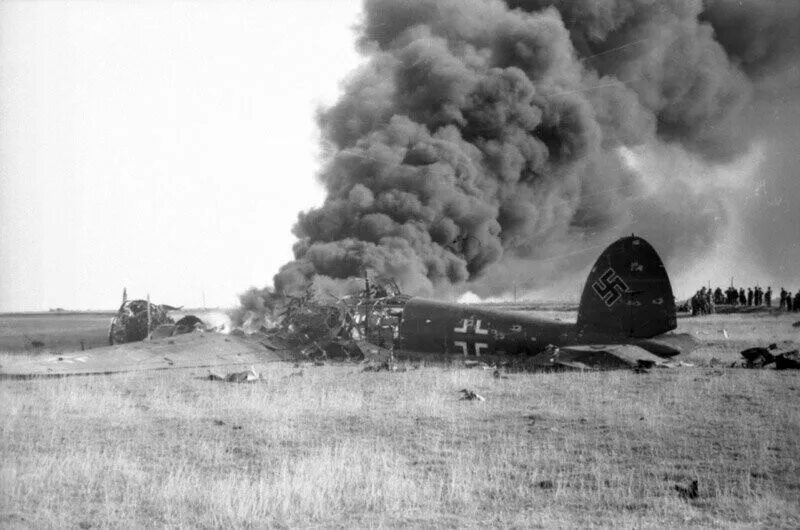 Удар 22 июня. Самолеты ВОВ 1941-1945. Воздушный бой Великая Отечественная 1941-1945. Уничтоженный немецкий самолет 1941-1945. Разбитые аэродромы СССР 1941.