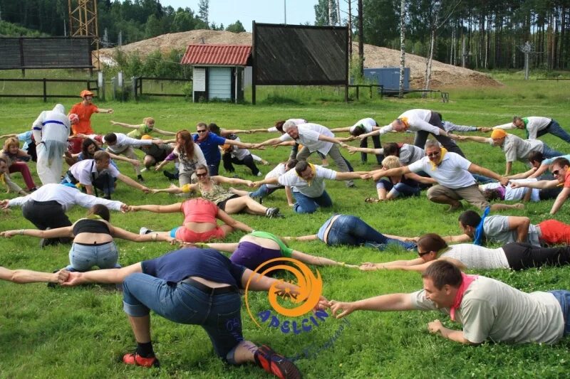 Смешное развлечение. Спортивный тимбилдинг для детей. Тимбилдинг на природе летом. Спортивные развлечения. Спортивные соревнования на природе.