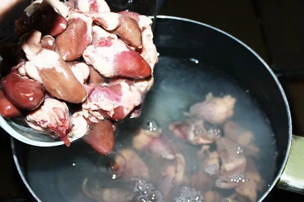 Сколько готовить сердечки на сковороде. Куриные сердца вареные. вареные куриные сердечки. куриные сердечки отварные. варка куриных сердечек.
