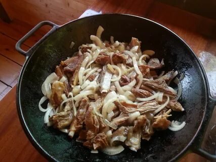 Ребрышки с луком на сковороде