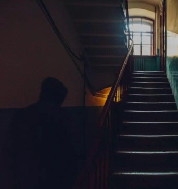 Красотку в подъезде. Темный подъезд. лестница в подъезде. подъезд ночью. фотосессия в подъезде.