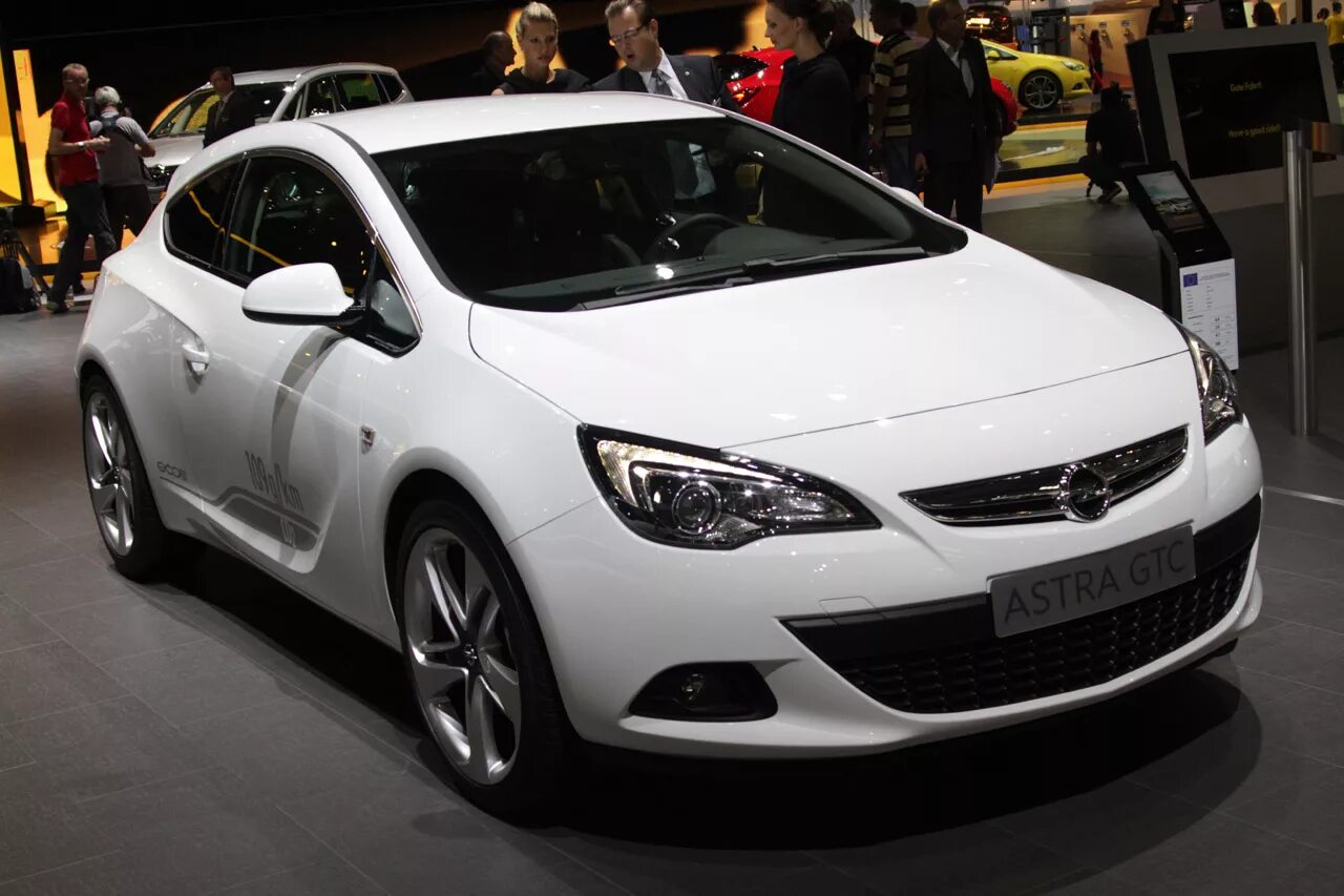 Опель сколько лошадей. Opel Astra GTC 2014. Opel Astra 2012. Opel Astra gt 2012.