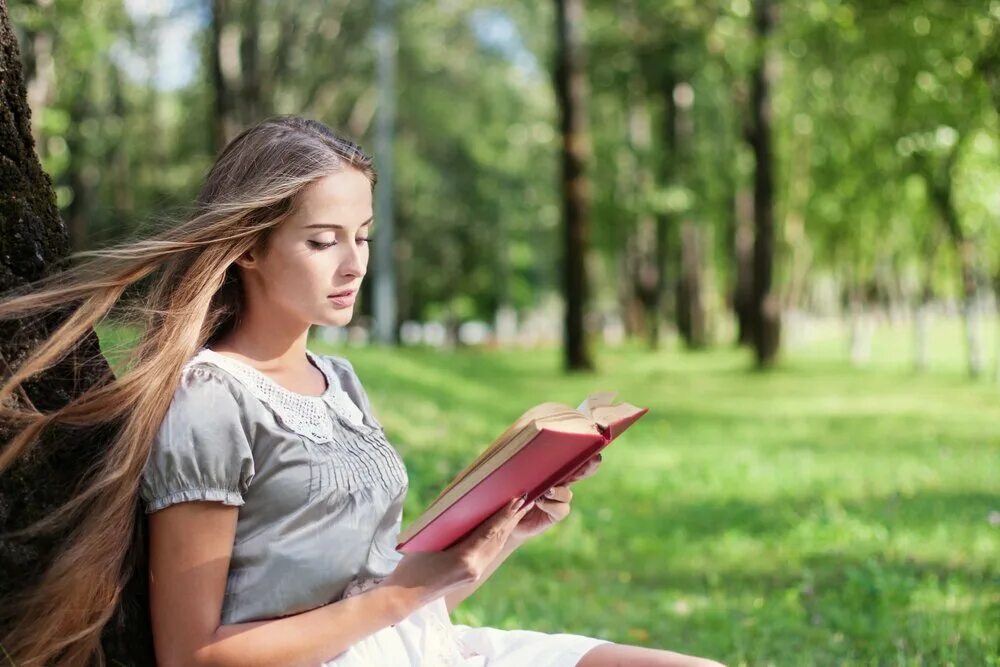 Читать книгу девушка без. Ирина июльская. девушка в парке с книгой. девушка с книжкой в парке. фотосессия в парке с книгой.