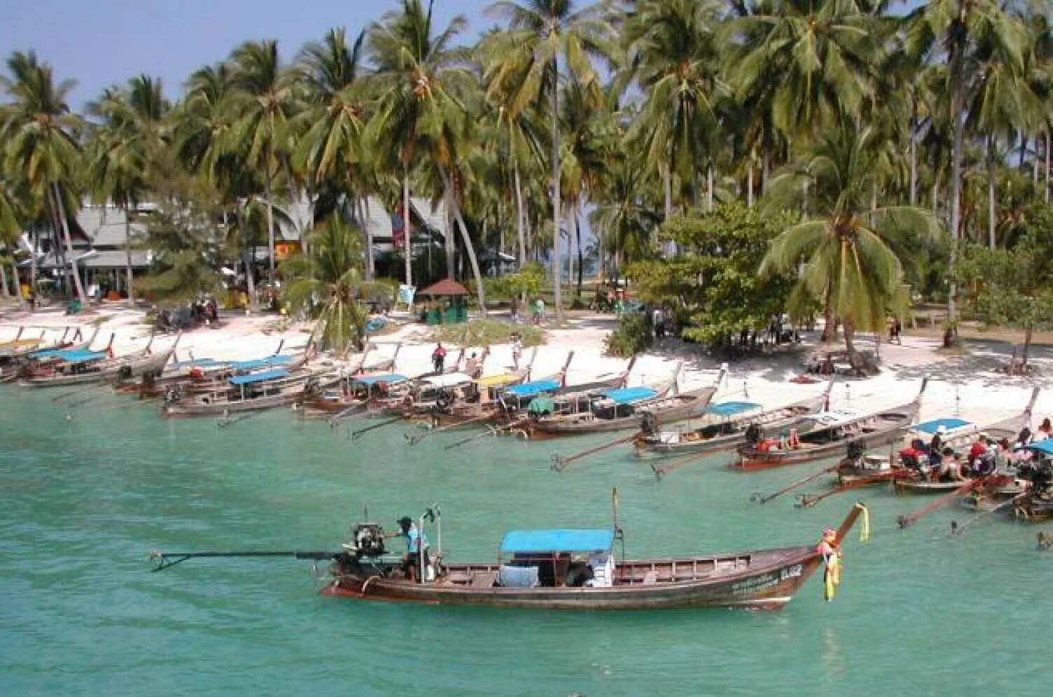 Храм ват чалонг. Бухта чалонг пхукет. Пляж чалонг пхукет. Chalong phuket. Ват чалонг пхукет.