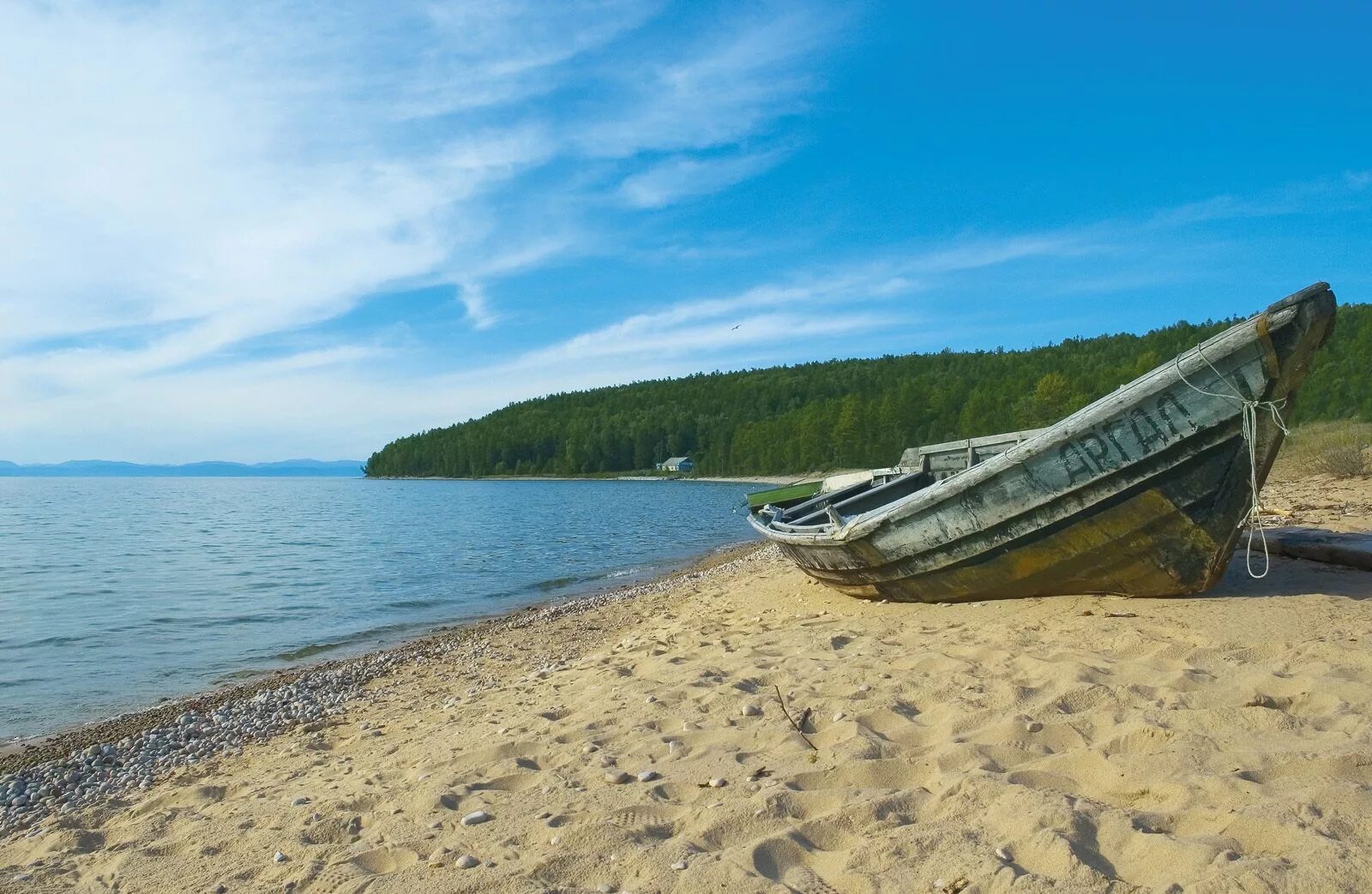 Река Обь песчаный берег. Лодка. Берег озера.