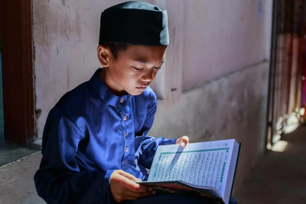 Слушание корана. Чтение Корана. Казахский мальчик. Дети казахи с книгами. Коран читать.