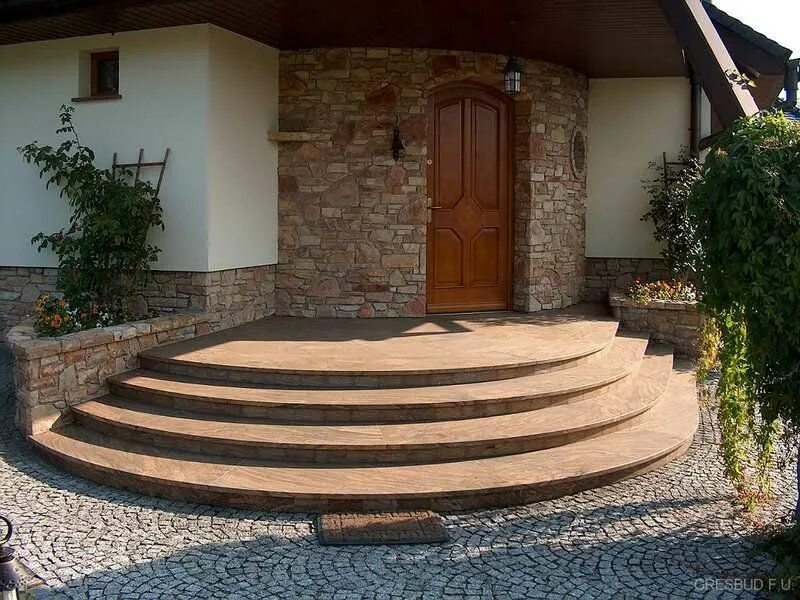 Гул в частном доме. Крыльцо к дому. Цветник перед крыльцом. Гул в частном доме. Высокое крыльцо.