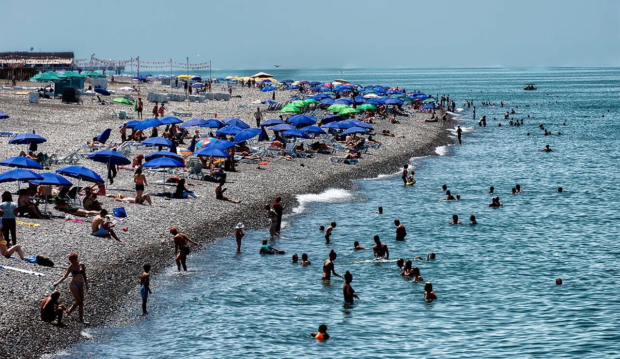 Температура воды в батуми. Батуми пляж. Пляж Квариати в Батуми. Батуми пляжи 2021. Пляж в Батуми Orbi.