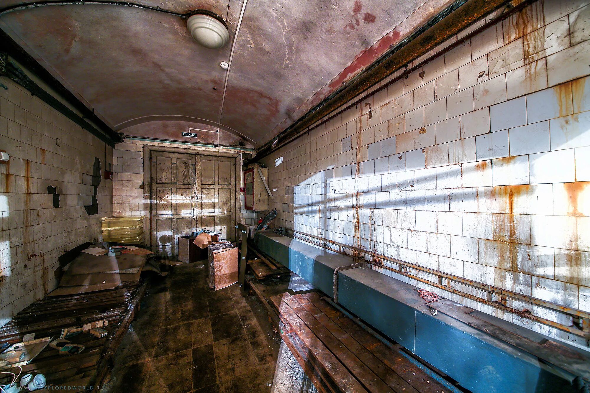 Запирать лабораторию. Сервер мосфильм. Лаборатория виэв заброшка. Пцр исследование мокроты. Закрытая лаборатория.