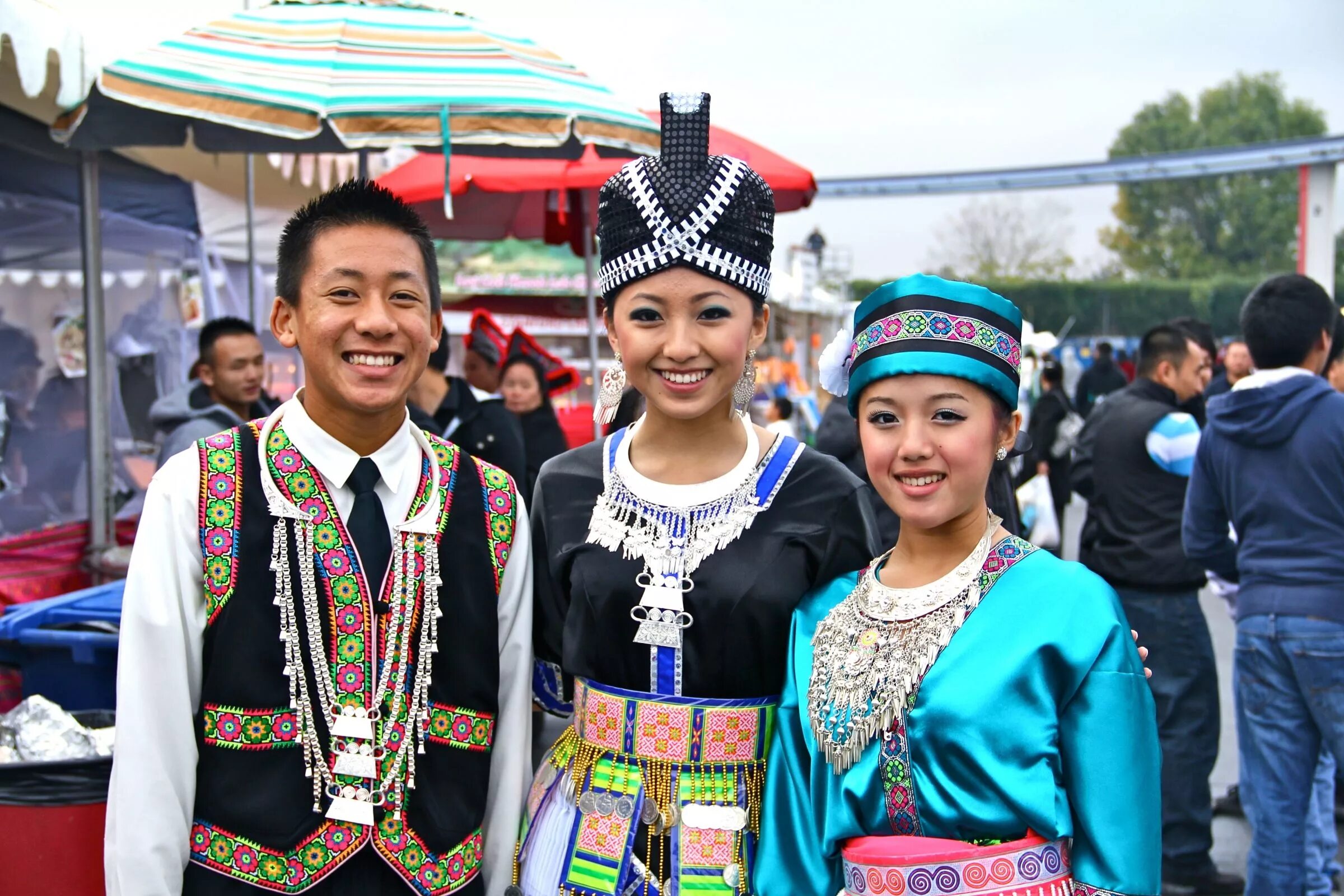 Лаос особенности страны. Тайцы лаосцы. Лаос Национальная одежда. Хмонг Мяо. Сары уйгуры Югуры.