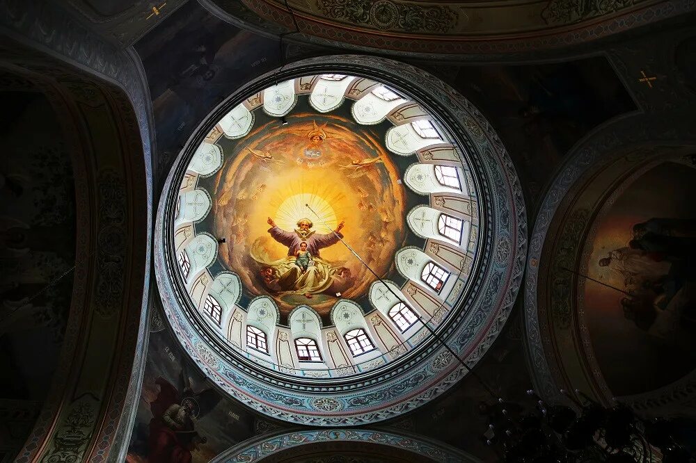 под куполом церкви. под куполом церкви. икона под куполом. церковь внутри освещение. фрески осиос лукас купол.