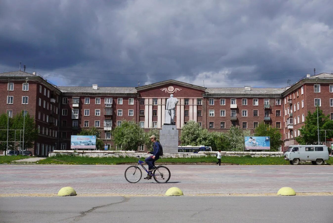 Город работ ревда. Ревда ул горького площадь. ревда сквер. ревда свердловская область. площадь города ревда.