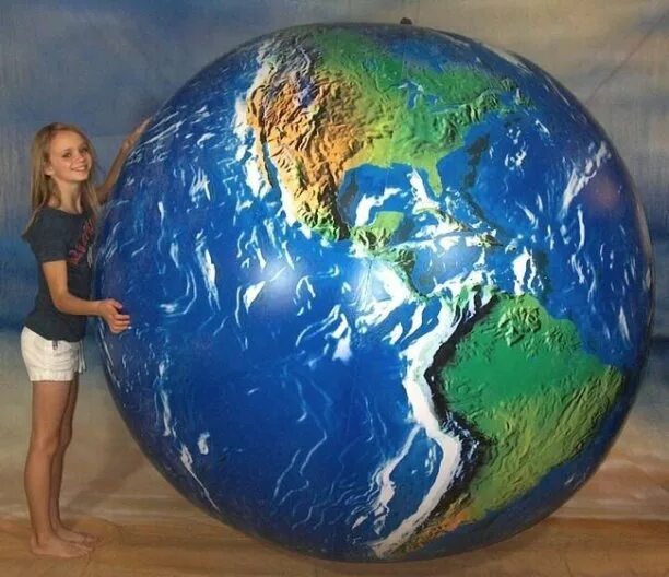 Мяч земля большой. Макет земного шара. Огромный Глобус. Самый большой макет земли. Большой земной шар.