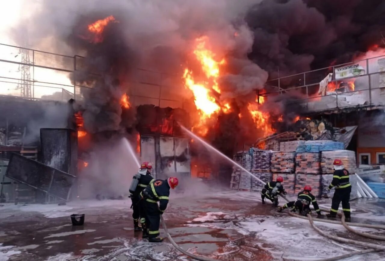 Ситуация в тбилиси сегодня. Рынок Элиава в Тбилиси. Пожар. Пожар в Тбилиси. Tbilisi пожар.