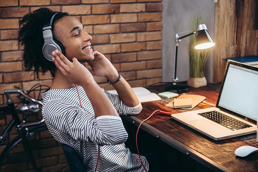 They listening to music now. Человек в наушниках. Человек с наушниками. Наушники на человеке. Человек сидит в наушниках.