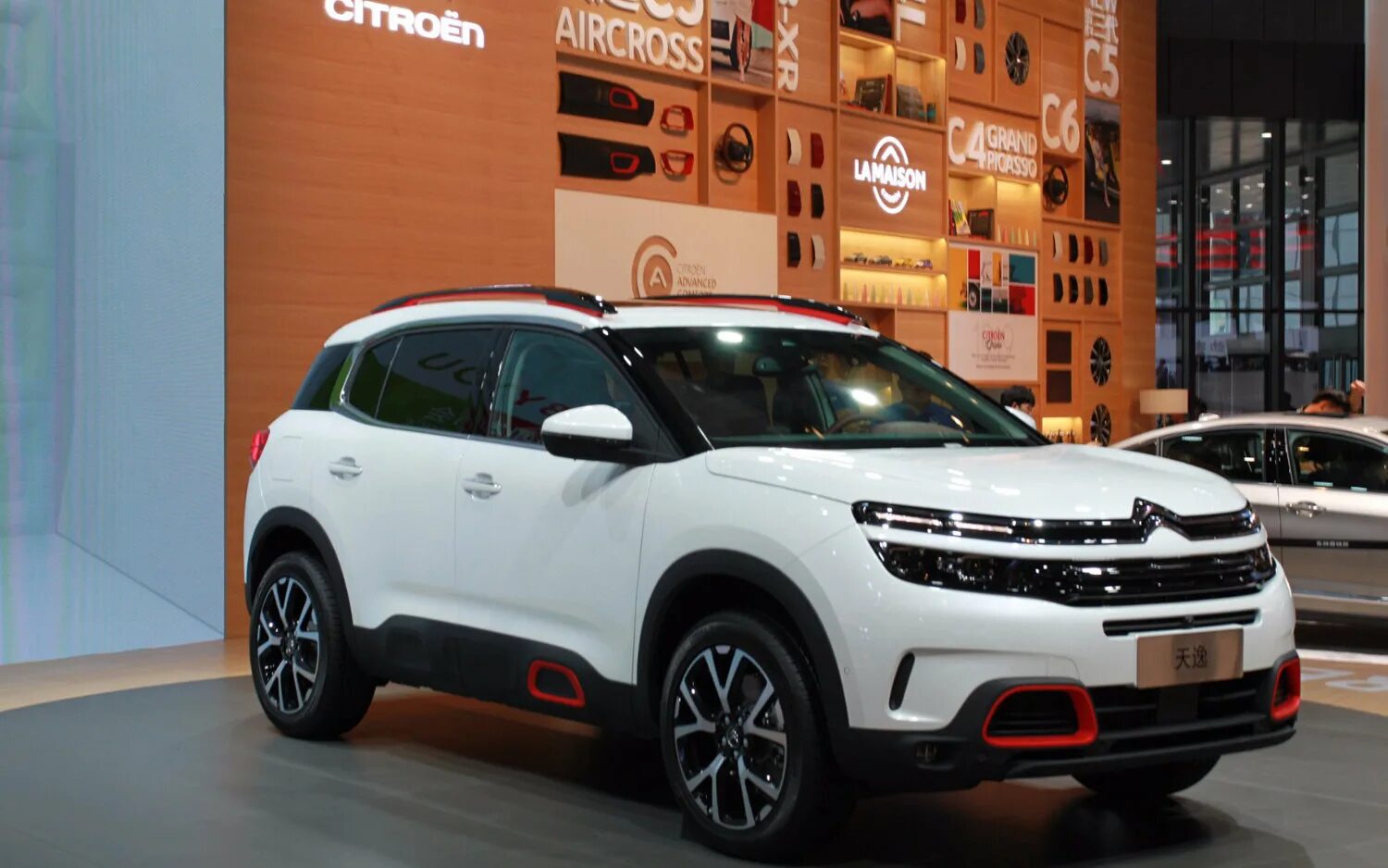 Citroen c5 aircross калуга. C5 Aircross. Ситроен c5 Aircross. Ситроен с5 Аиркросс белый. Ситроен с5 Аиркросс гибрид.