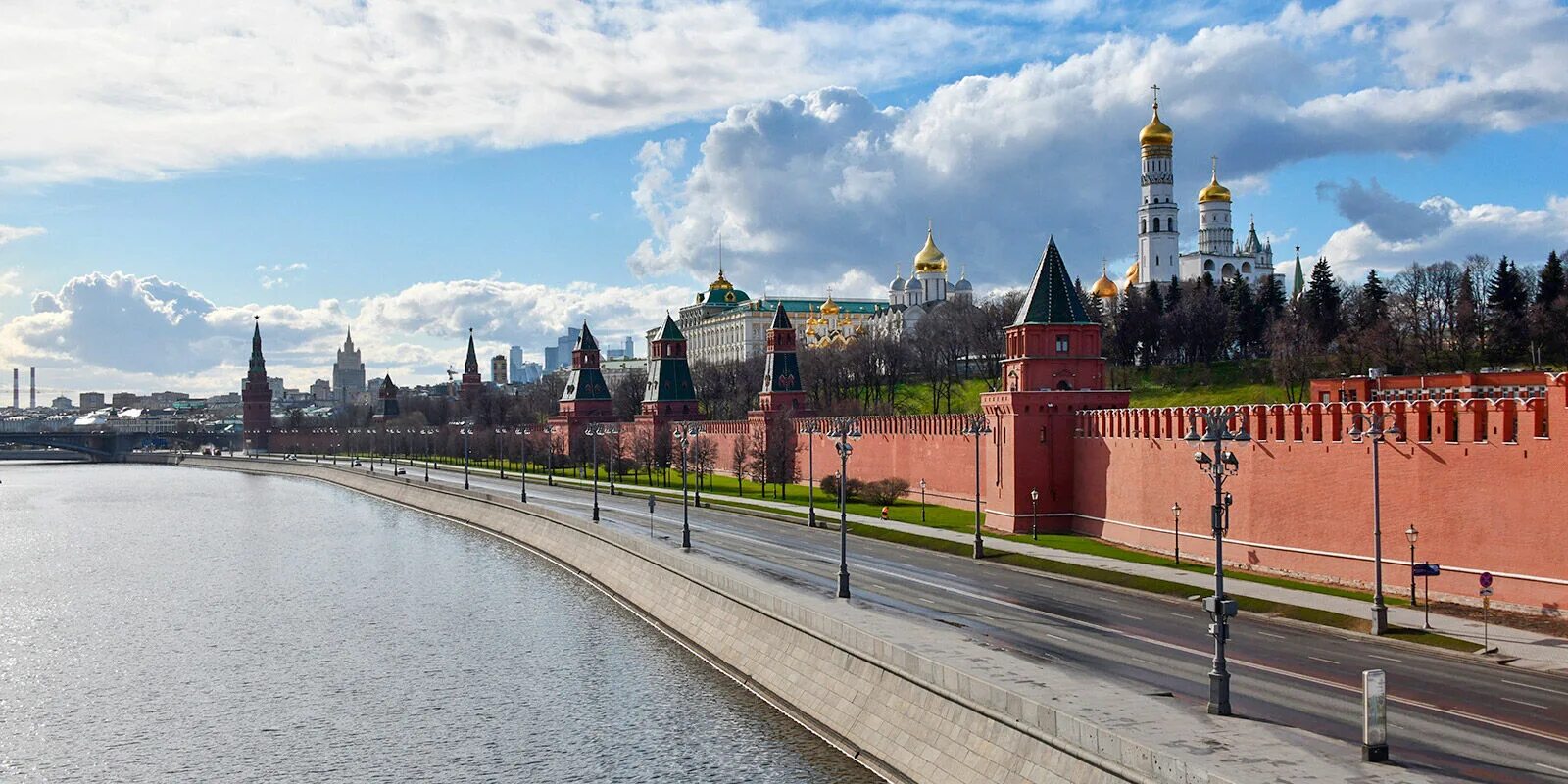 Крыши московского кремля. Благовещенская башня Московского Кремля. Москва Сити вид с Кремля. Кремль Москва ГУМ. Московский Кремль воронки.