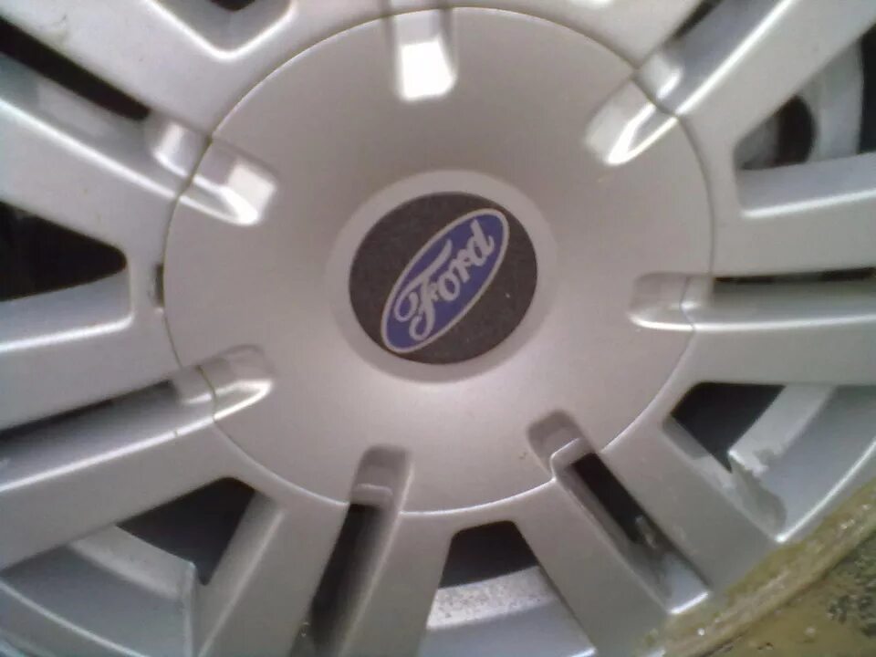 Купить колпаки фокус. Колпак штатного литого диска Ford Focus 2. Заглушки на литые диски Форд фокус 2 r15. Заглушки на литые диски Форд фокус 2 r16. Заглушки для литых дисков Форд фокус 2.