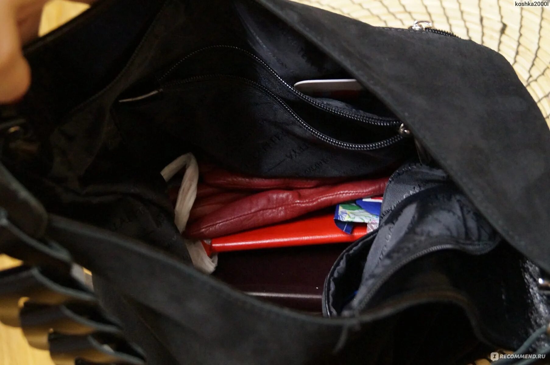 Открыла кошелочку достала сумочку. Девочка вытаскивает из сумки куртку с карманами. Девочка достает из сумки книгу. Открываем кошелочку достала сумочку анекдот.