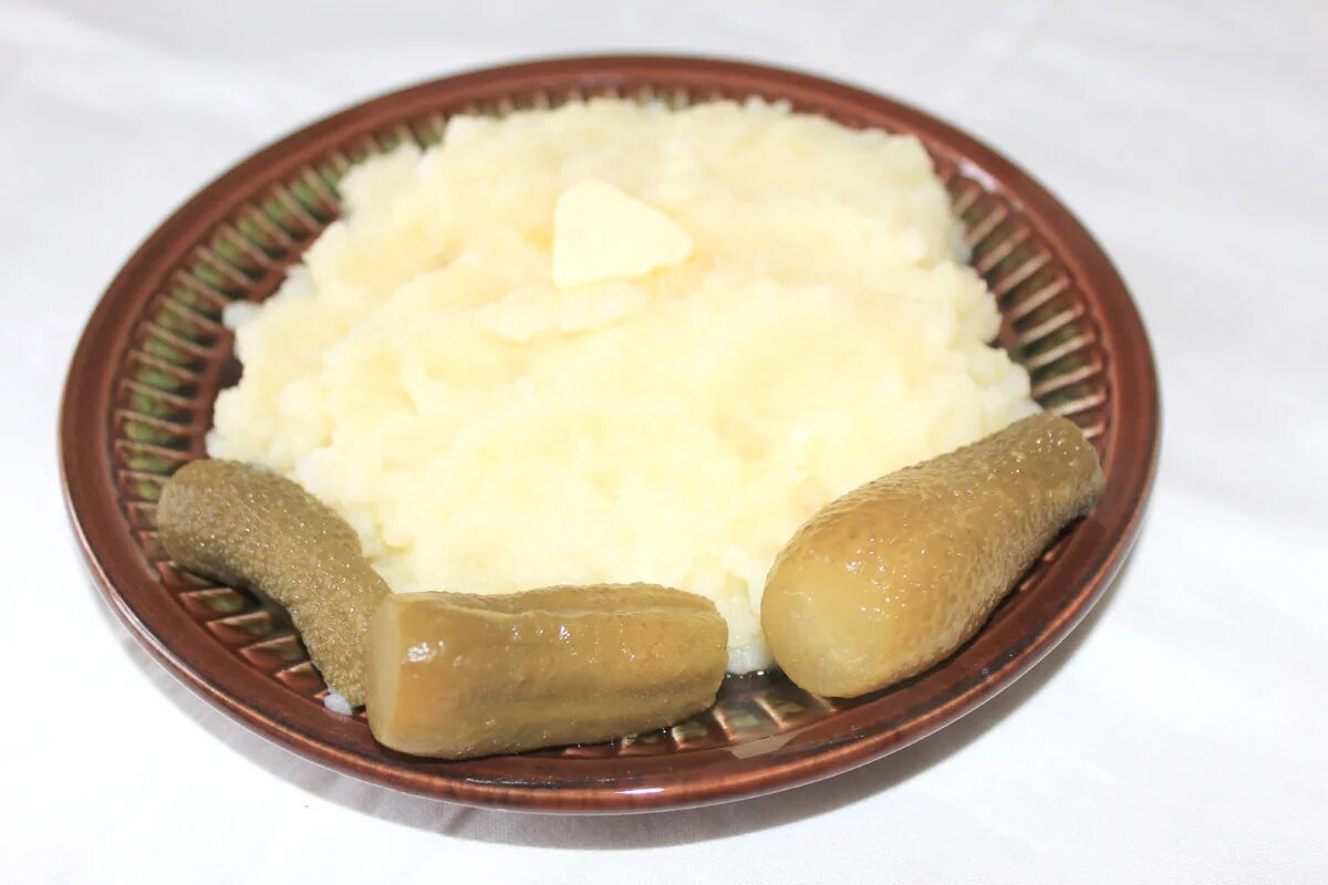 Картофельное пюре для пирожков. Картофельное пюре с солеными огурцами. пюре с солеными огурчиками. картошка пюре с огурчиками. солёная картошка пюре.