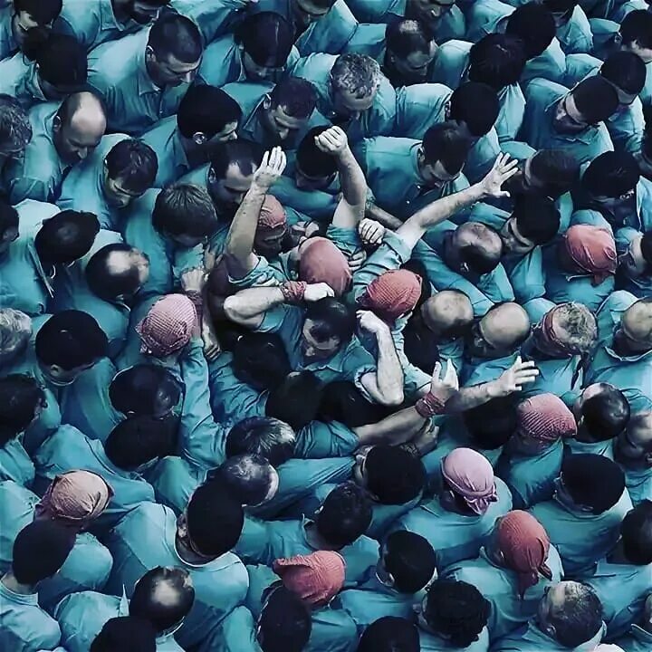 одинаковые люди. человек толпы. скопление людей. толпа 7 букв. человек толпы.