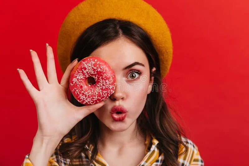 Фотосессия с пончиками. Девушка со сладостями. Женщина пончик. Девушка ест пончик. Девушка клип с пончиками в тц.