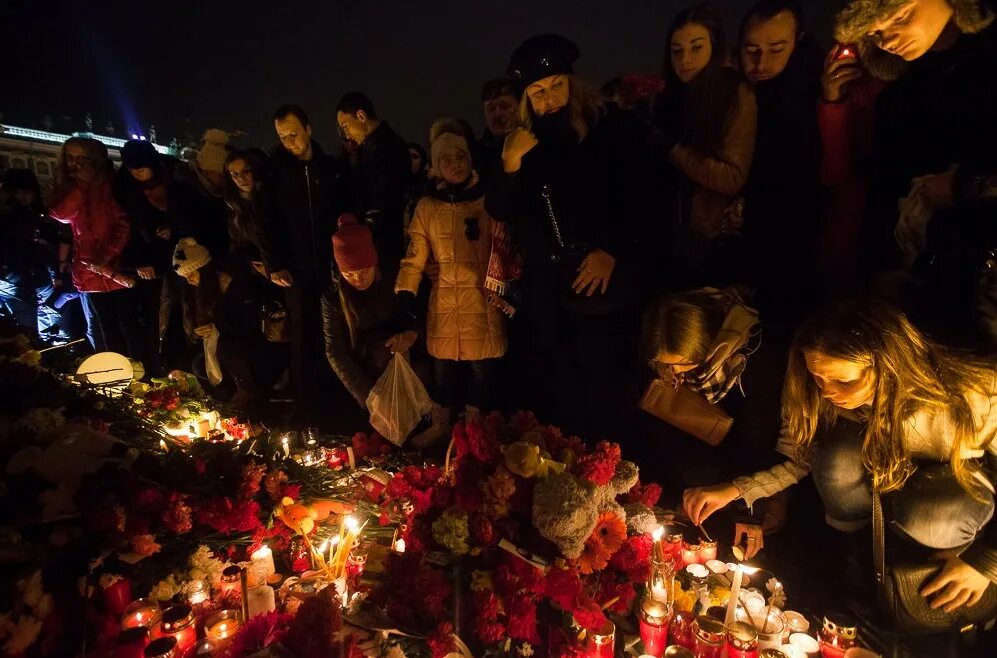 Что значит траур в городе. СТС день траура. Дети Донбасса Дворцовая площадь. Авиакатастрофа траур в Петербурге на площади.