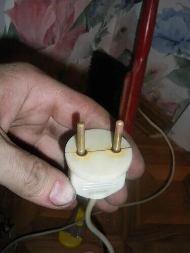 Подгорела вилка. Сгорела вилка у стиральной машины. Неисправные отопительные приборы. Неисправный электрическая розетка. Подгорела вилка.