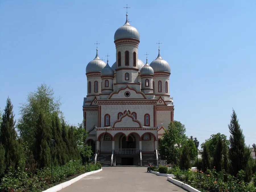 Г дрокия молдавия. Дрокия города молдавии. Дрокия города молдавии. Храм города дрокия. Город дрокия.