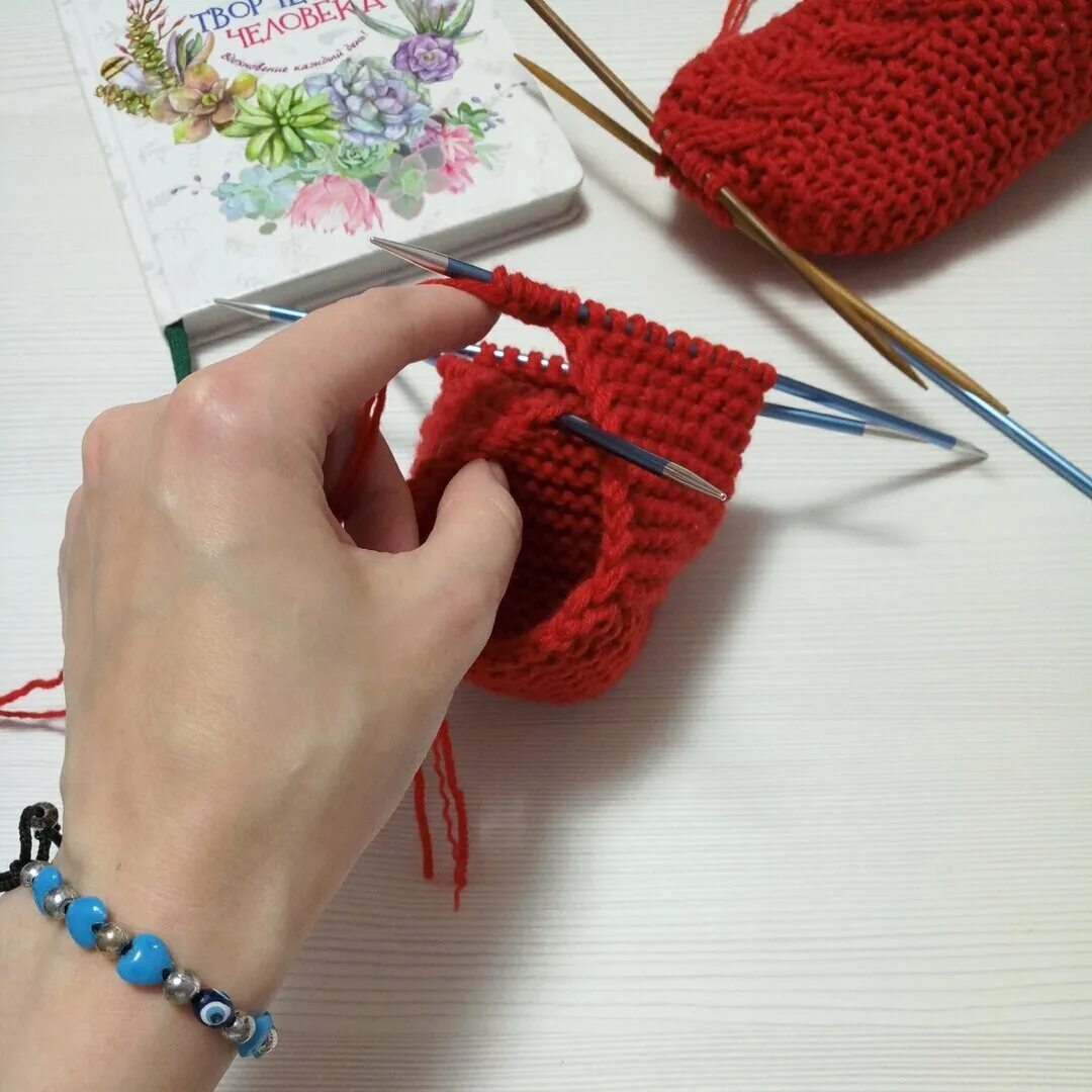 Вязаные спицами следки бесшовные. Пятка на следочки спицами. Вязаные тапочки с пяткой. Вязание пятка бумеранг. Тапочки на 2 спицах двухцветные.