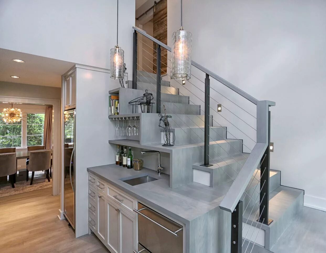 Кухня с лестницей на второй этаж. Кухня под лестницей. Кухня 2 этаж. Кухня 2 этаж. Кухня гостиная с лестницей.