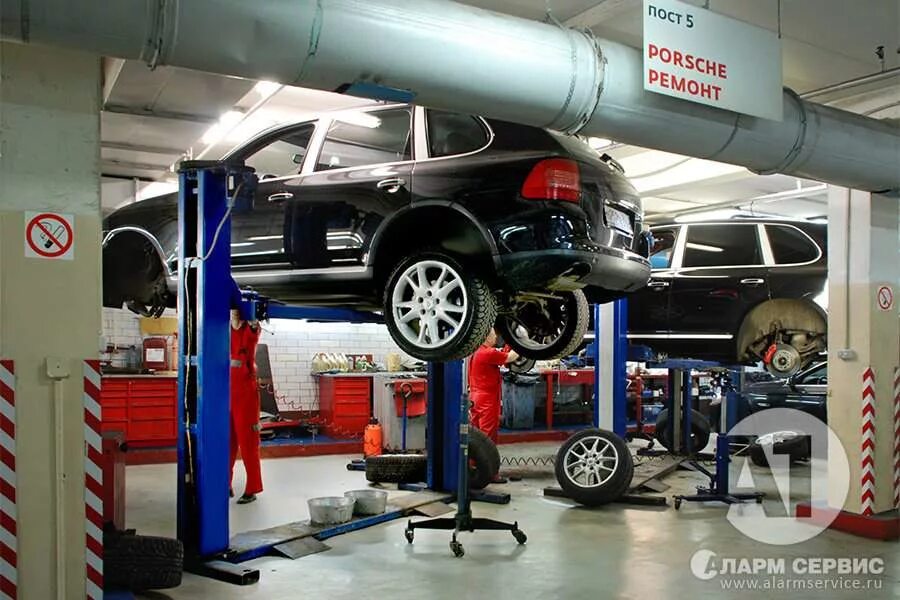 Автосервис руль. Порше кайен на подъемнике. автоподъемник порше. porsche cayenne на подъемнике. автосервис порше кайен.