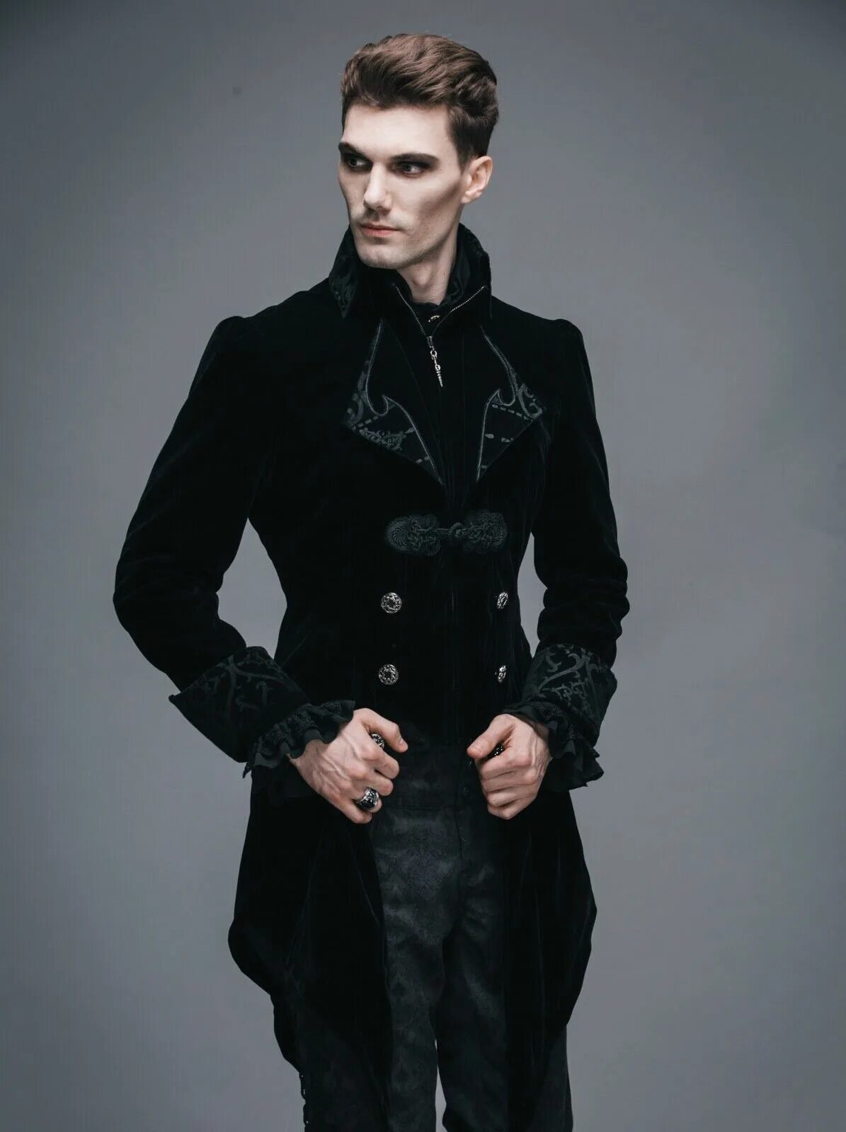 Фрак aristocracy man. Victorian Vampire goth стиль boy. Бархатный сюртук мужской Готика. Фрак aristocracy man br