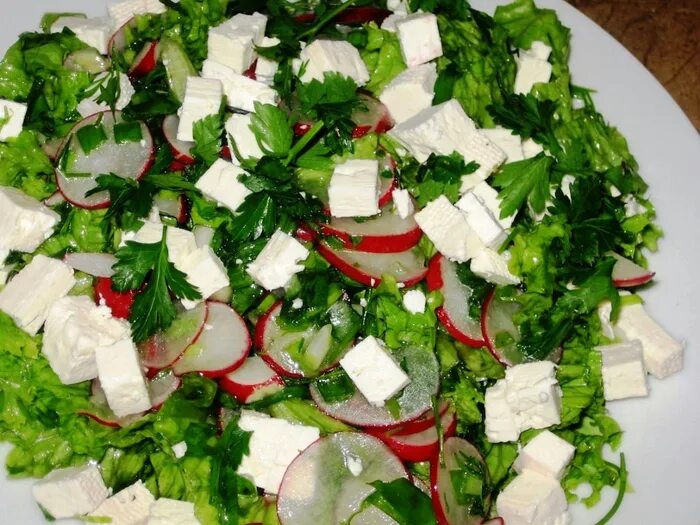 салат весенний с брынзой. огурцы с брынзой. салат с брынзой. огурцы с брынзой. огурцы с брынзой.