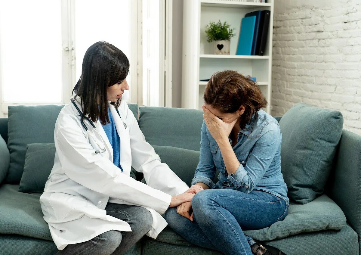 Беседа с врачом. Нарушение дыхания. Тревожный пациент. Врач и пациент фото. Врач и пациент.