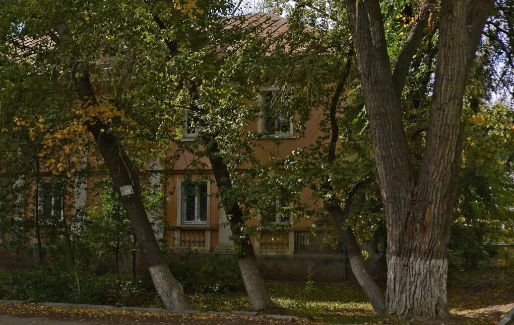 Тула сталинки. Двухэтажные сталинки. сталинки 2 этажные. сталинский дом двухэтажный. двор дома сталинки.