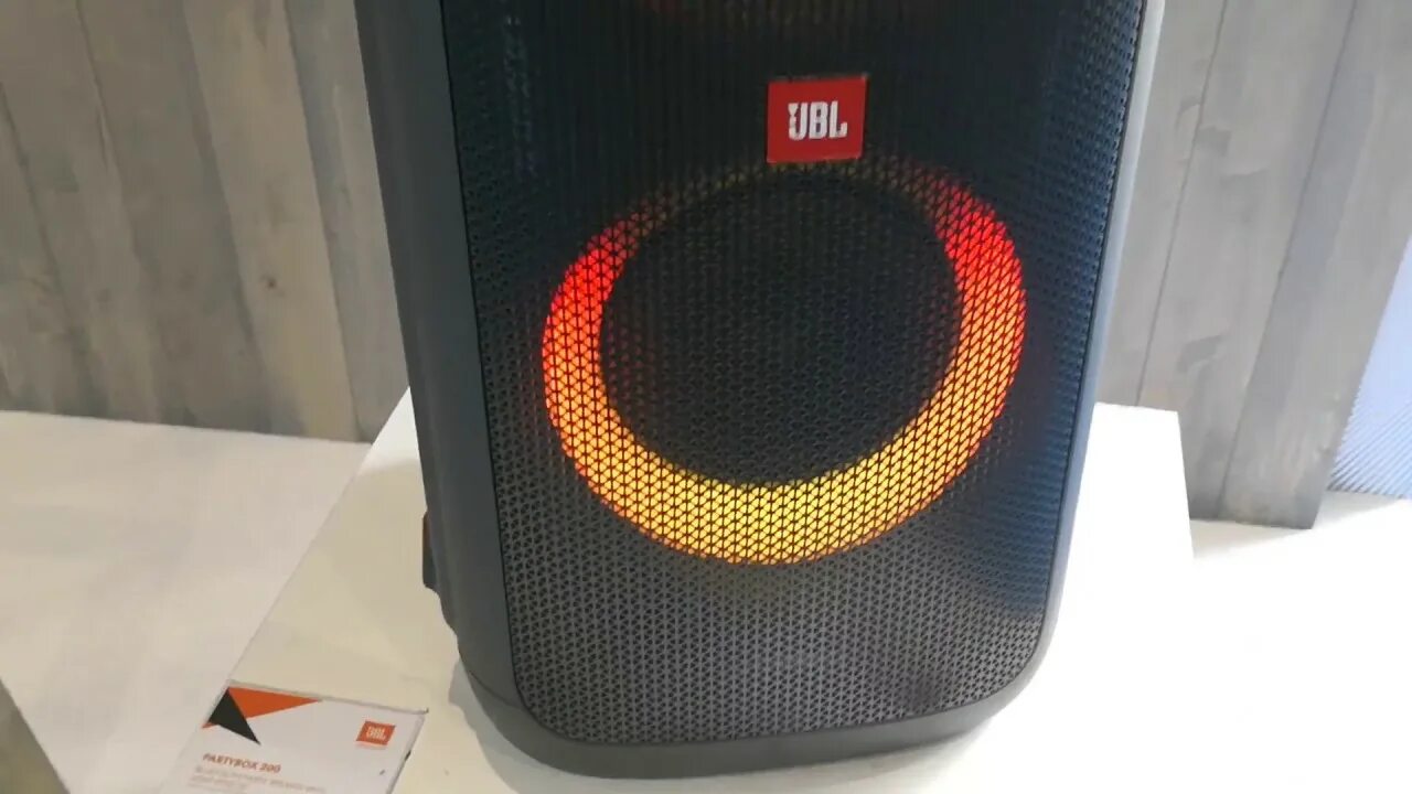 Как подключить джибиэль к компьютеру. Колонка jbl partybox 200. jbl partybox 300. колонка jbl 300w. колонка джибиэль пати бокс 300.