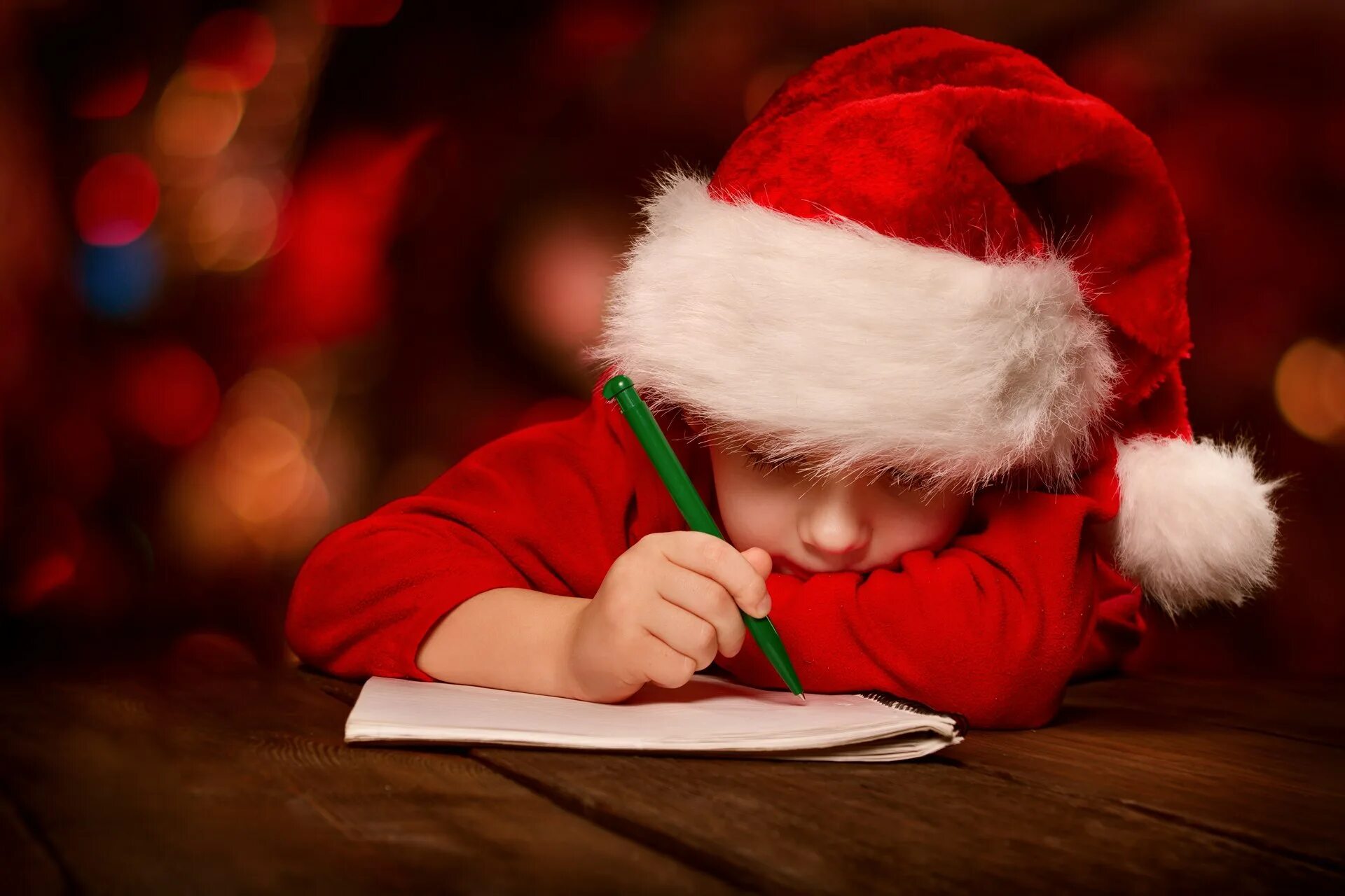 Дети загадывают желание. Дети ждут новый год. Ребенок пишет письмо деду Морозу. Детские новогодние желания. Маленький дед Мороз.