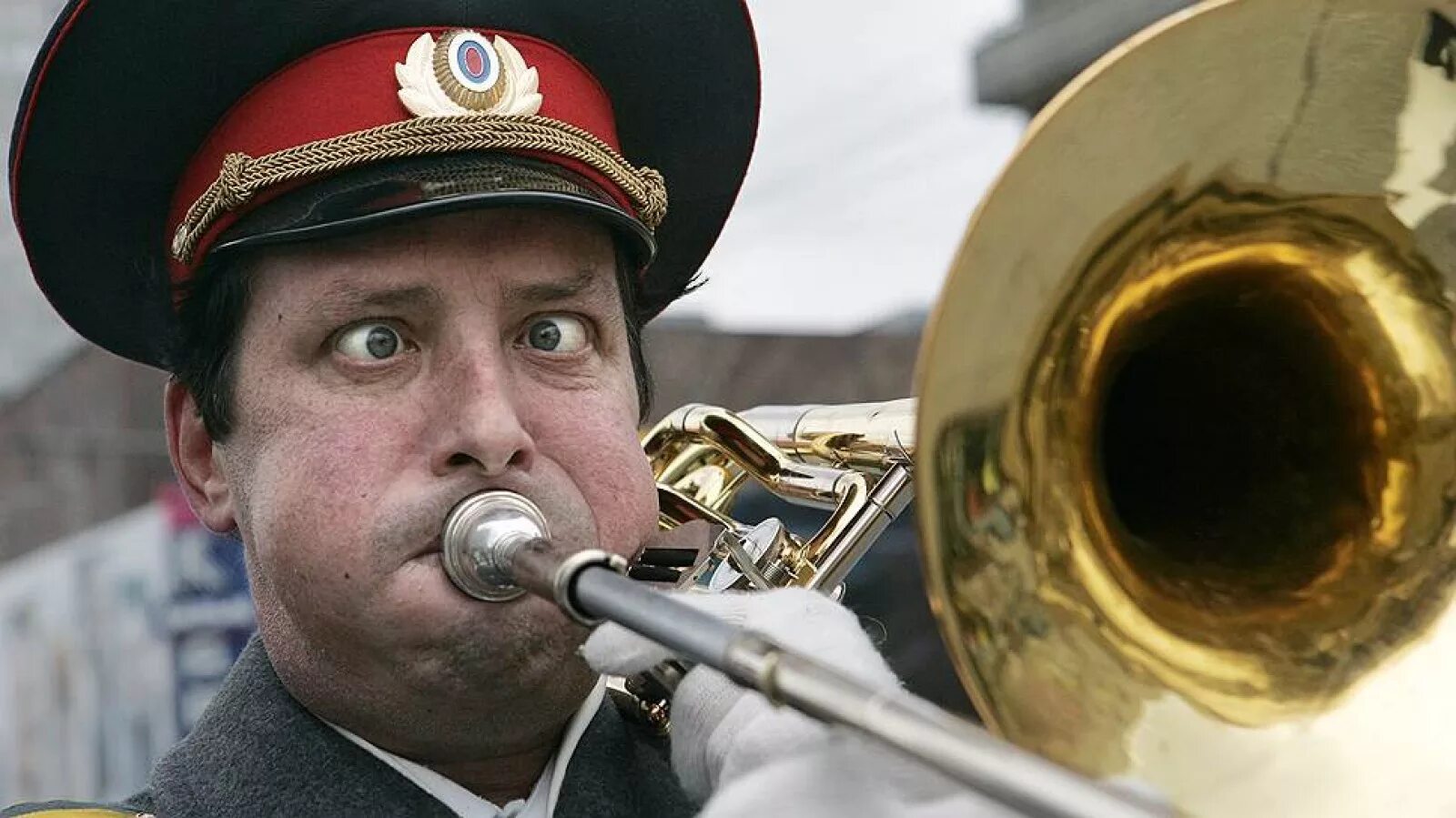 Глупый музыкальный. Труба в военном оркестре. Музыкант с трубой. Дует в трубу. Трубач с трубой.