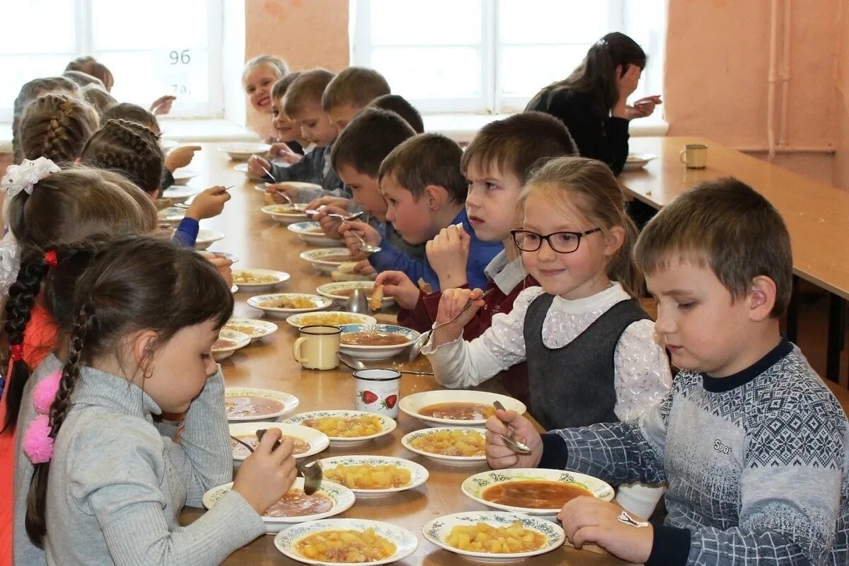 Школьники в столовой. Обед в школе. Питание в школе. Завтрак в школе. Школа про еду