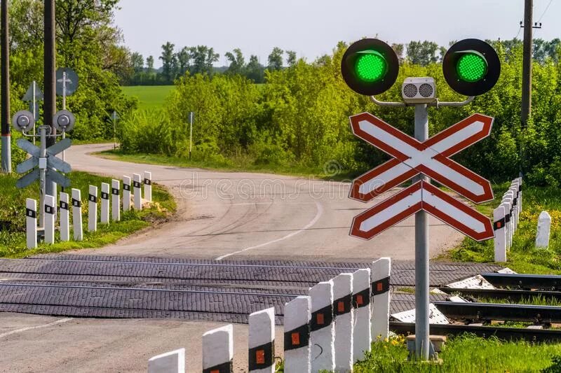 Мигающий светофор на железнодорожном переезде. Жд переезд светофор семафор. жд переездной светофор ссср. светофор переездный сп2-2. светофор на железнодорожном переезде.