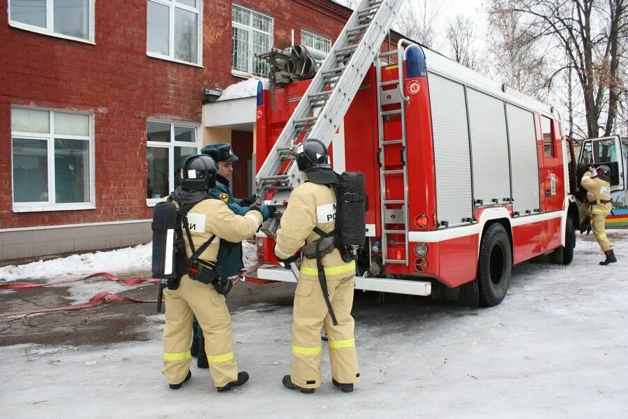 Пожары на объектах с массовым пребыванием людей. Пожар в здании с массовым пребыванием людей. Пожарно спасательные Московской области. Спасательные работы при пожаре. Пожарная безопасность объектов с массовым пребыванием людей