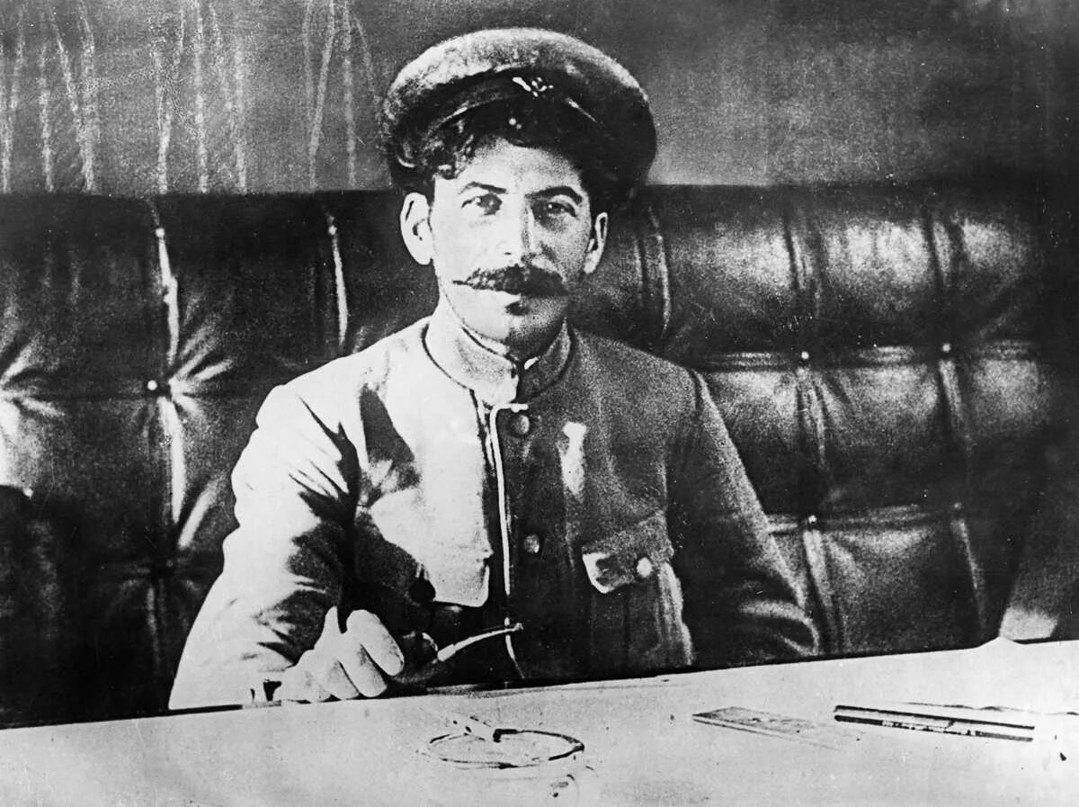 Псевдонимы джугашвили. Сталин иосиф виссарионович. коба джугашвили. сталин в 1924 году. сталин ворошилов царицын.