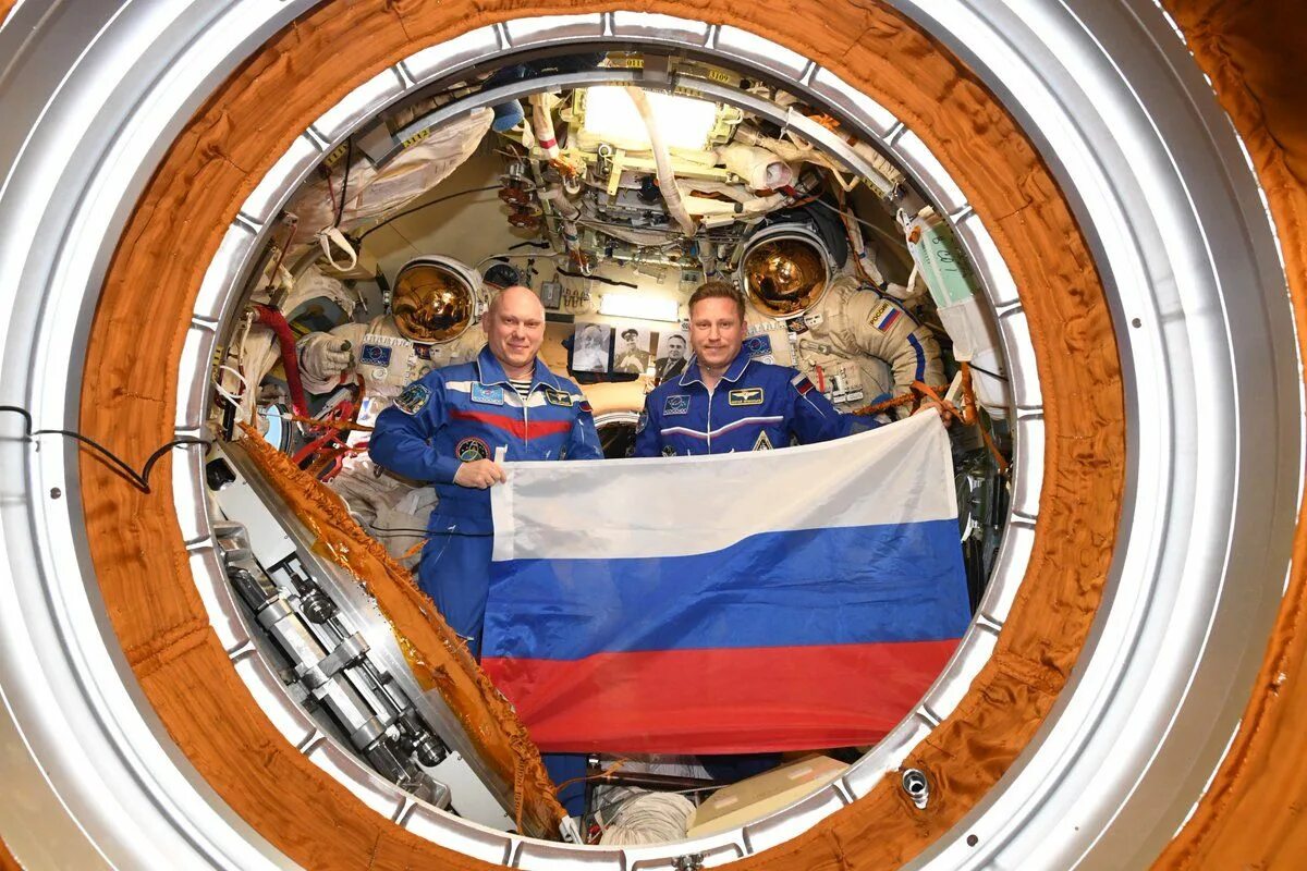 Российские космонавты находящиеся в космосе