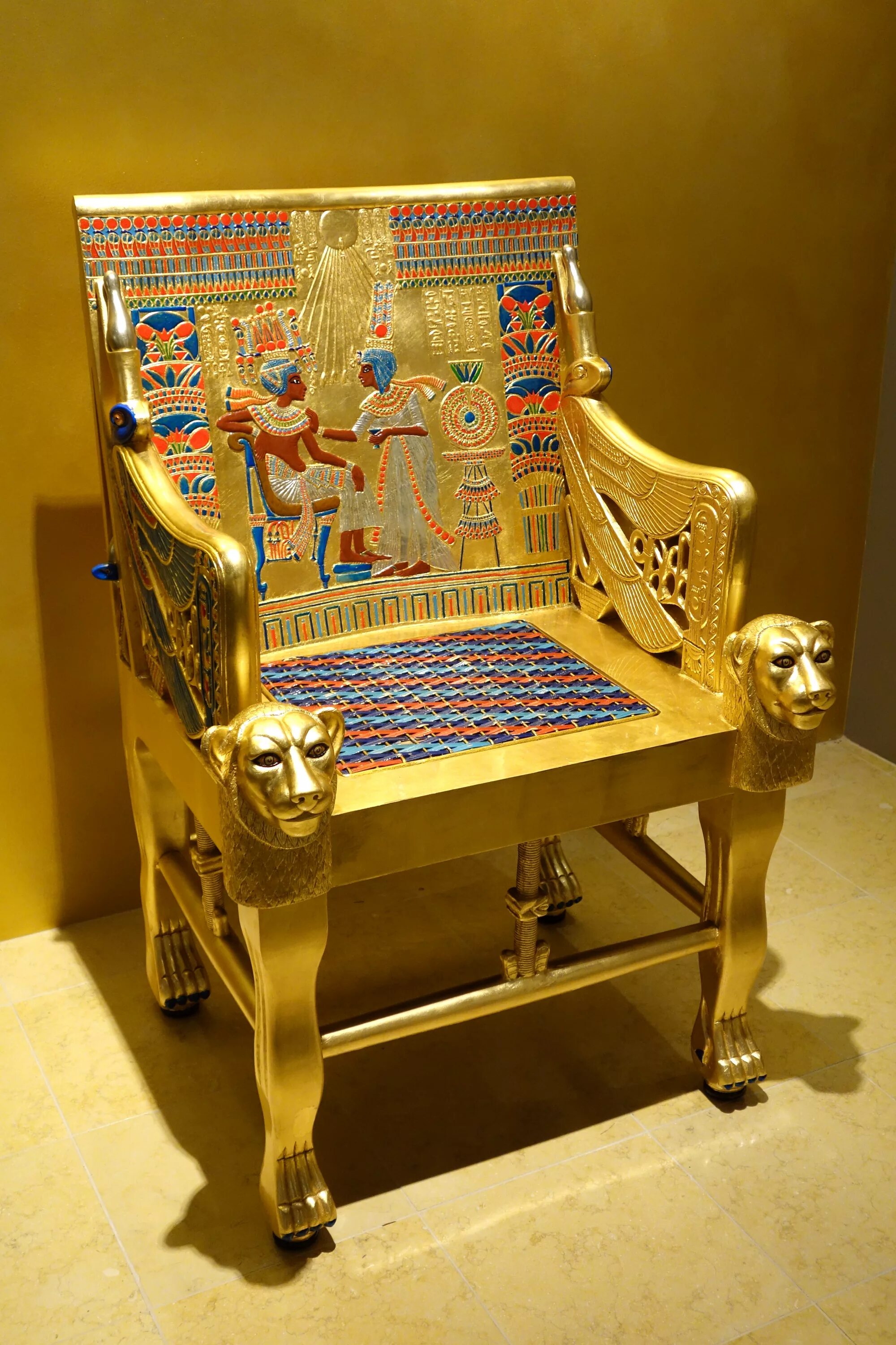 Трон фараона тутанхамона. Золотой трон Тутанхамона. Каирский музей трон Тутанхамона. Древний Египет золотой трон Тутанхамона. Кресло фараона Тутанхамона.