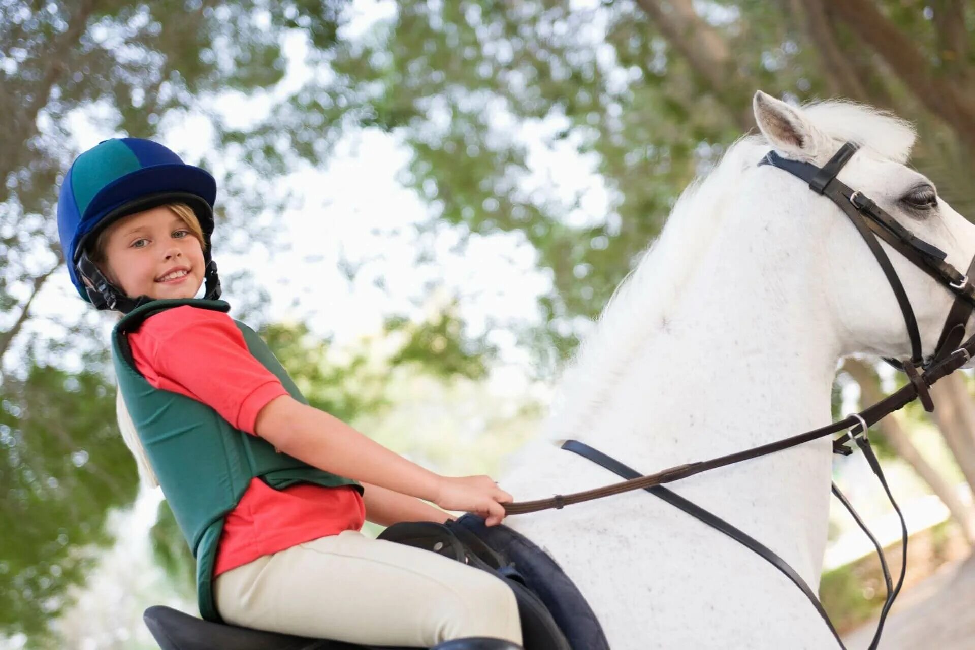 Riding camp. Верховая езда. Верховая езда для детей. Конный спорт для детей. Ребенок верхом на лошади.